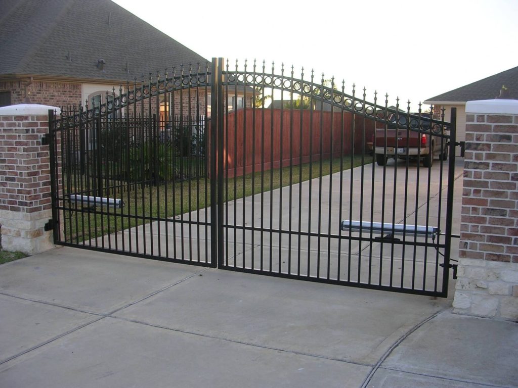 Iron Gate With Re-curve Arch Top With Rings and Finials